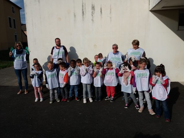 Opération nettoyons la nature réussie pour l’école de Matour